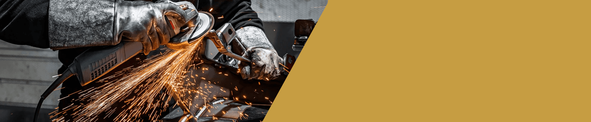 Trabalhador realizando solda
