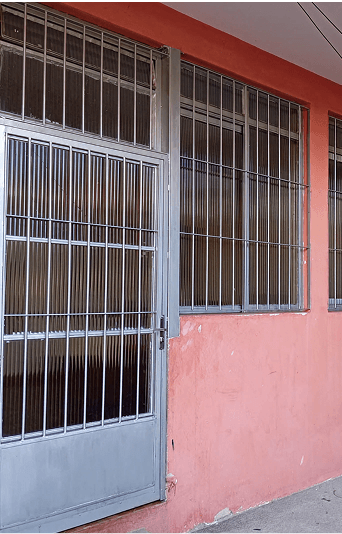 Porta e grade metálica