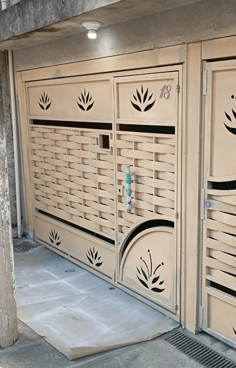 Portão metálico decorado